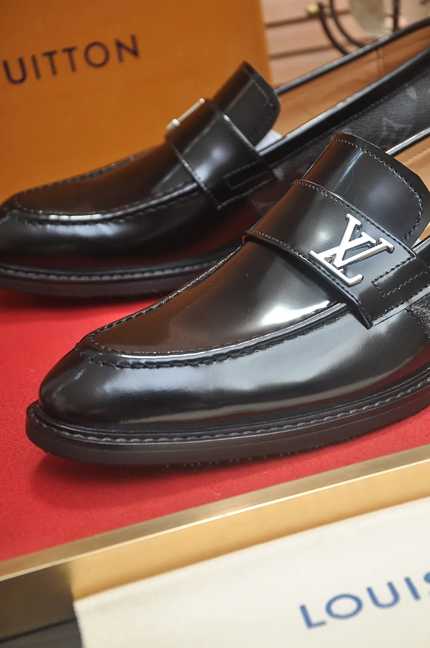 Men's men's shoes 💰460💶 [LV] (original single cowhide lining) 🍀LV's latest genuine leather business suit shoes are launched simultaneously on the official website. The first-layer cowhide imported from Italy is made of heavy gold, 💥1:1 rubber outsole from the official website. Versatile to wear, high-end without losing class, and the color combination is extraordinary. This four-season style is alluring when worn on your feet, showing off your big-name flair. Standard code 38-45 (45 customized)